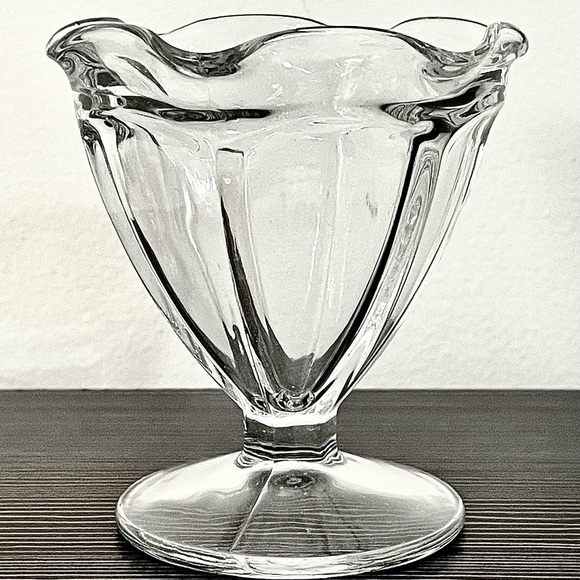 “OLD-FASHIONED & VINTAGE” - ‘FAMILY-ICE-CREAM-SUNDAE’ GLASSWARE COLLECTION … - Picture 4 of 6